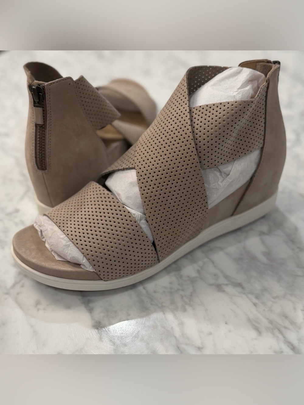 Title:
NEW Eileen Fisher Voice Nubuck Wedge Sandals Taupe Size 9.5